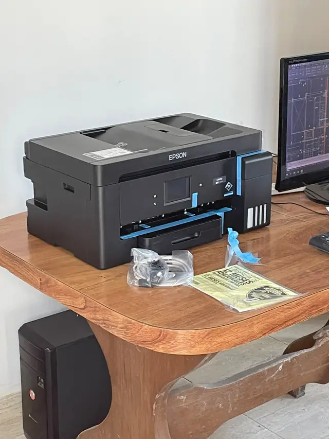 Impresora multifunción Epson recién instalada sobre un escritorio